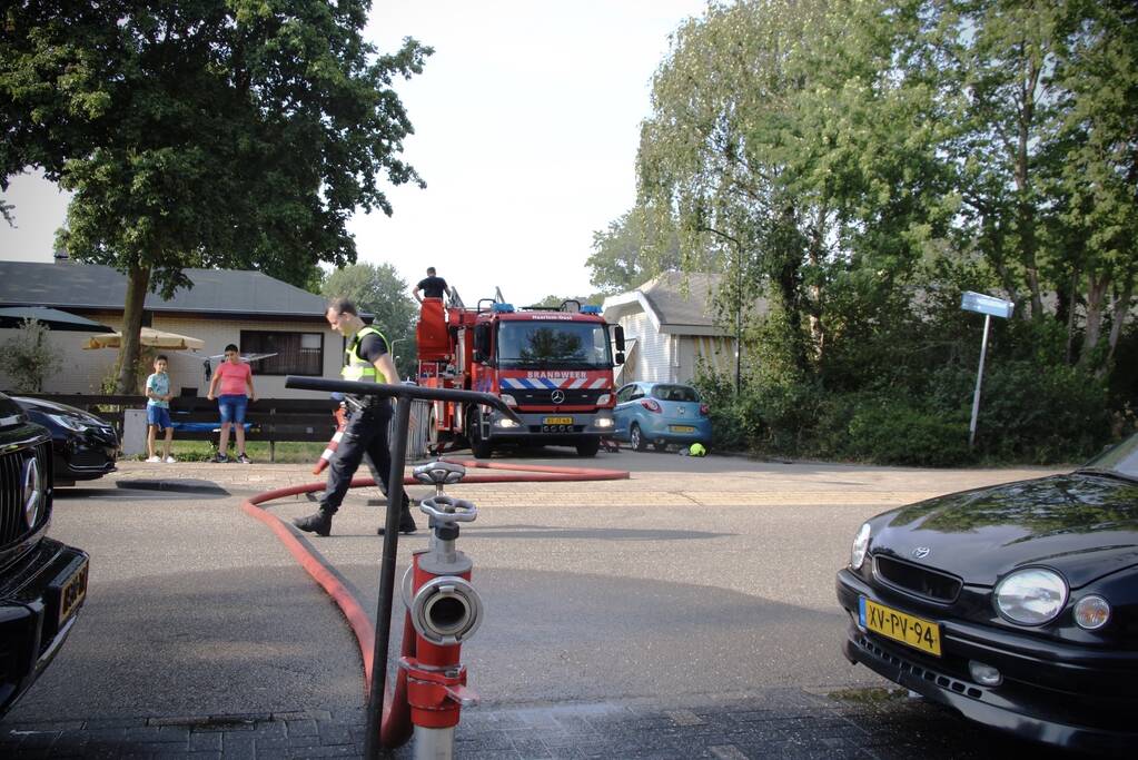 Brand in dak van woonwagen