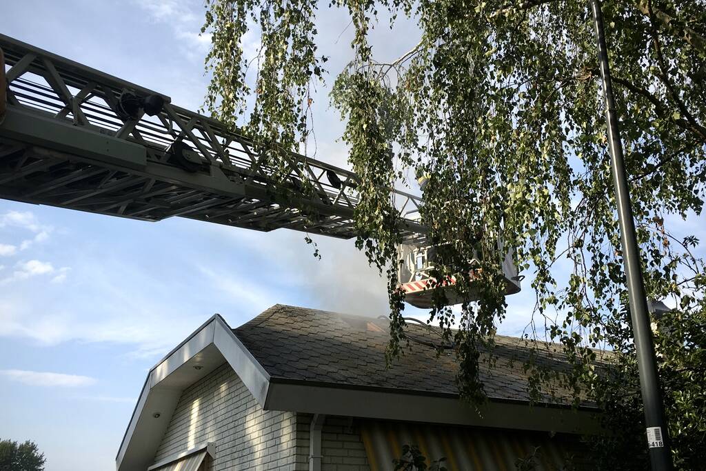 Brand in dak van woonwagen