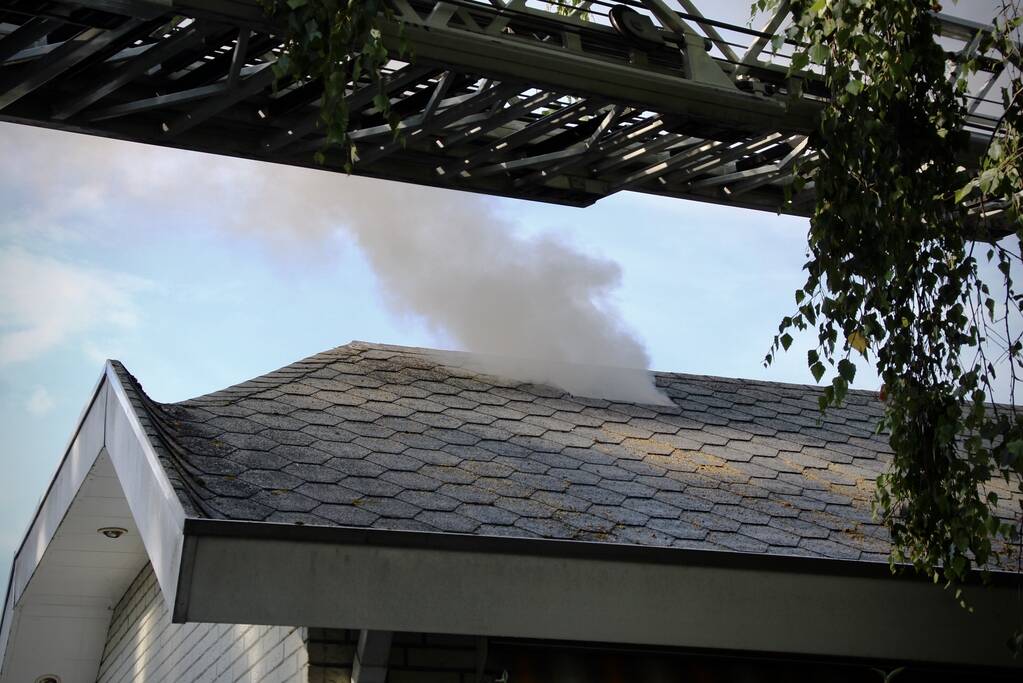 Brand in dak van woonwagen