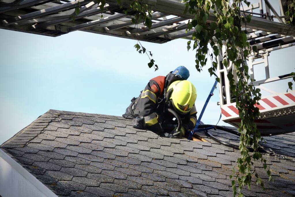 Brand in dak van woonwagen