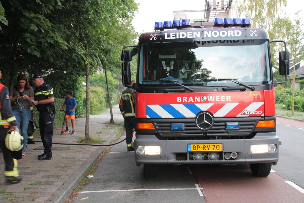 Tafel in brand op schoolplein