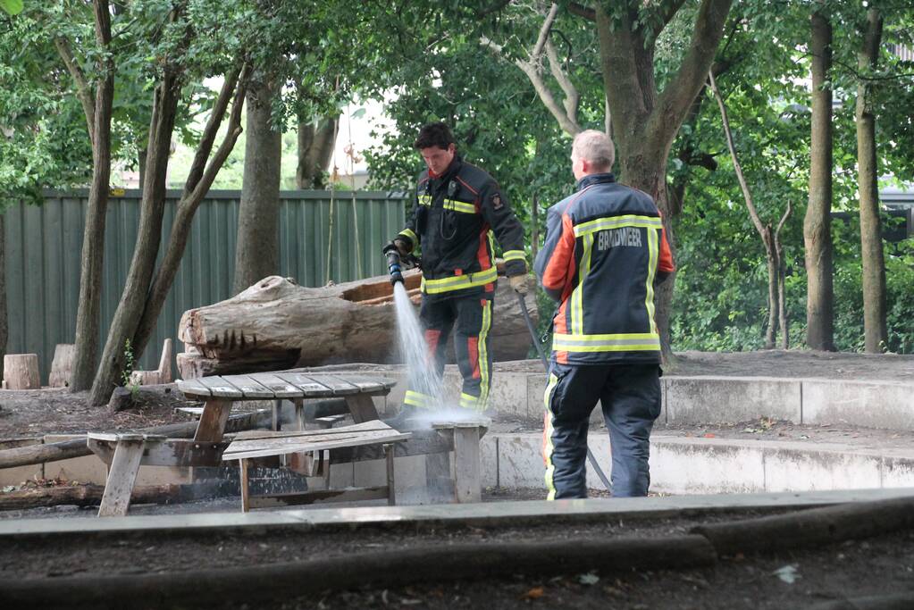 Tafel in brand op schoolplein