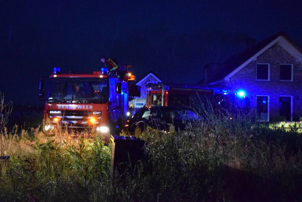 Flinke brand in woning met rietenkap