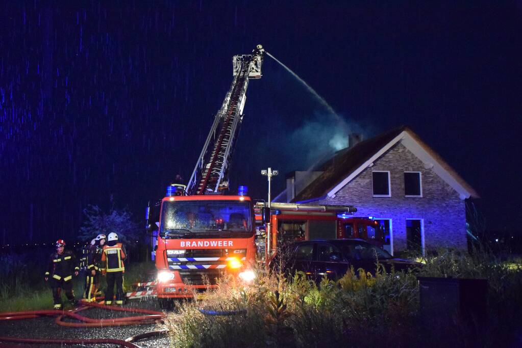 Flinke brand in woning met rietenkap