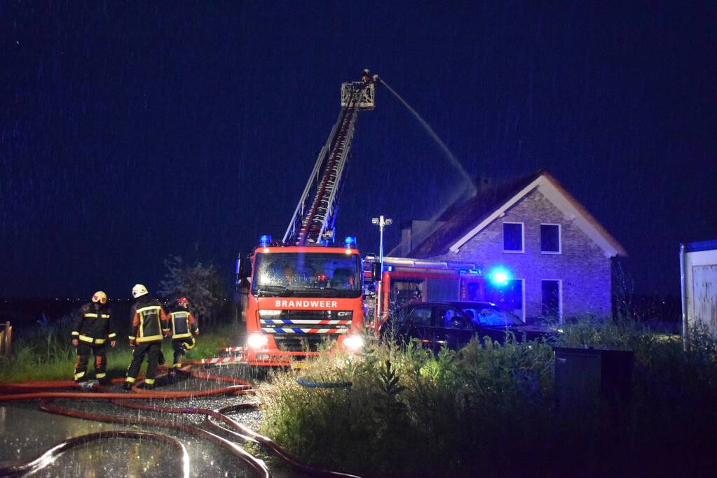 Flinke brand in woning met rietenkap