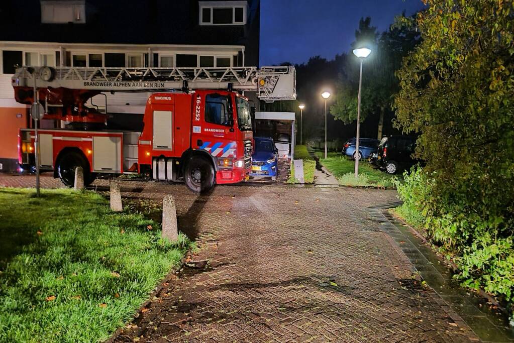 Brandlucht in woning na mogelijke blikseminslag