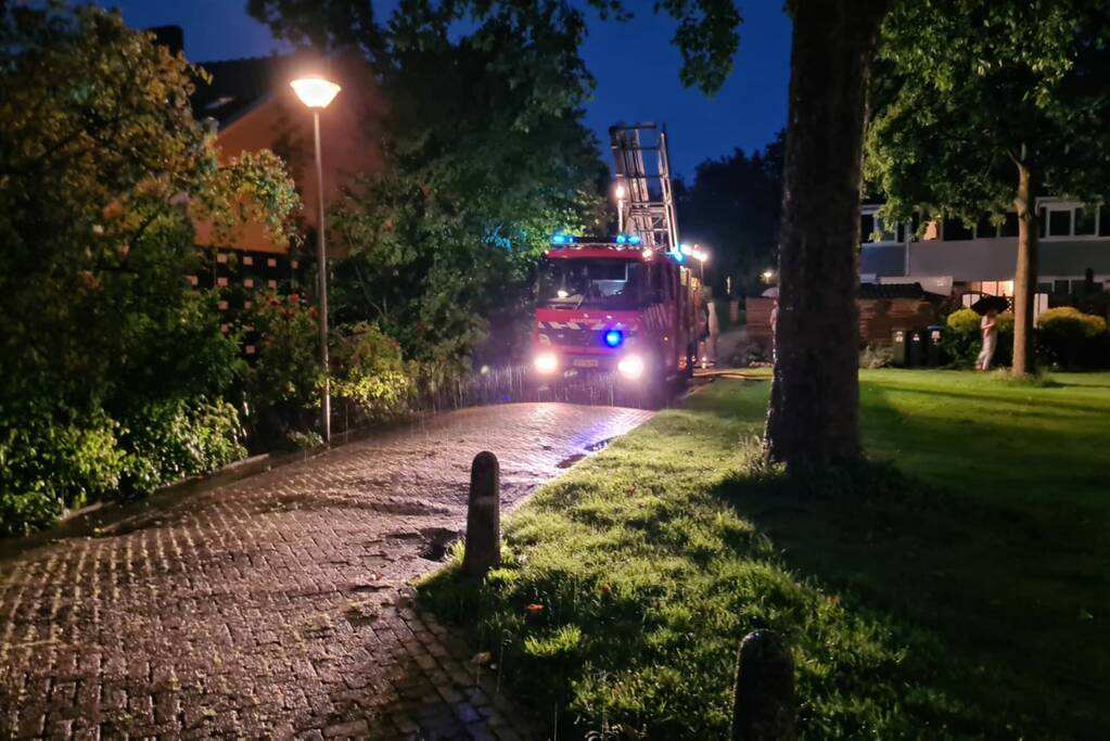 Brandlucht in woning na mogelijke blikseminslag