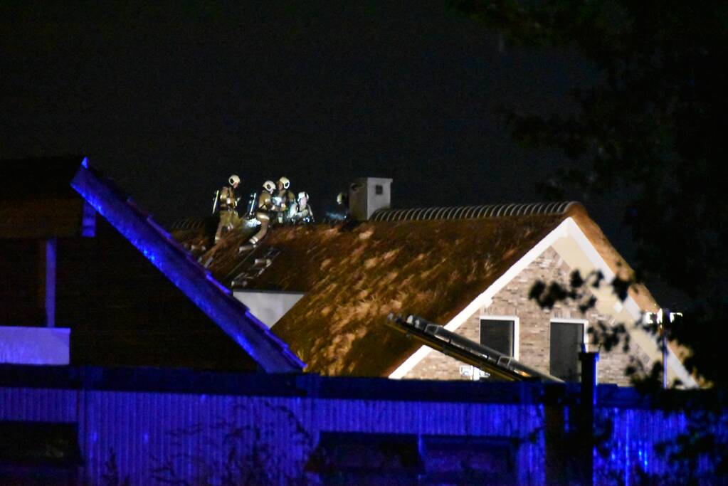 Flinke brand in woning met rietenkap