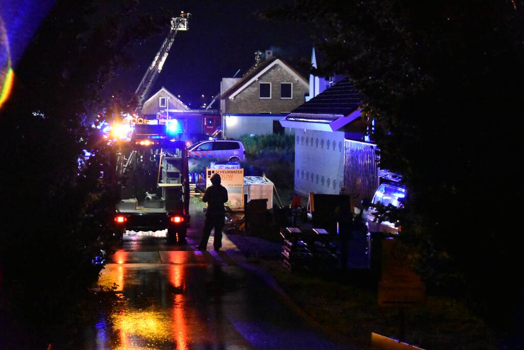 Flinke brand in woning met rietenkap
