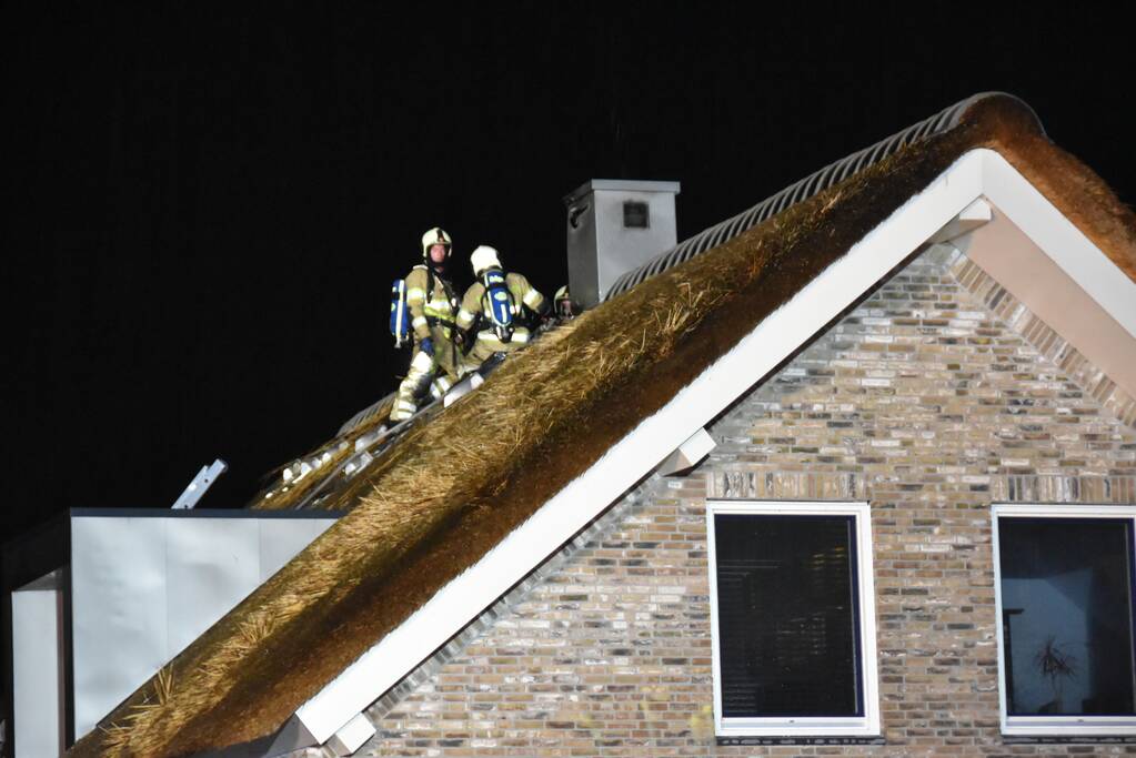 Flinke brand in woning met rietenkap