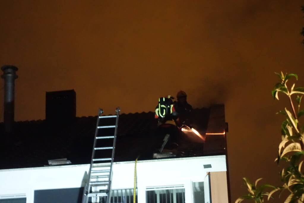 Brandlucht in woning na mogelijke blikseminslag