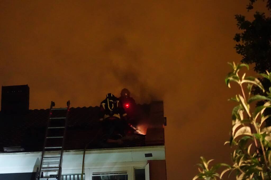 Brandlucht in woning na mogelijke blikseminslag