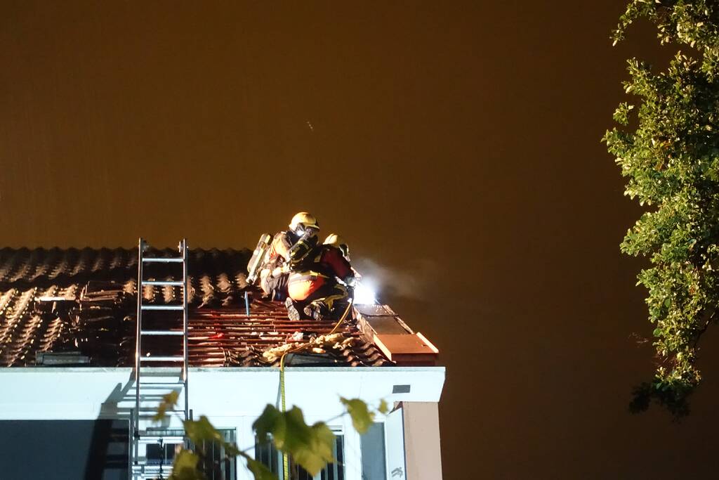 Brandlucht in woning na mogelijke blikseminslag