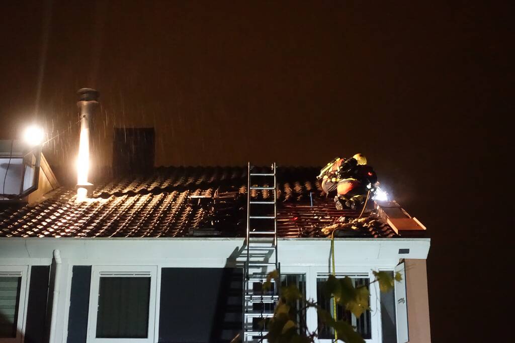 Brandlucht in woning na mogelijke blikseminslag