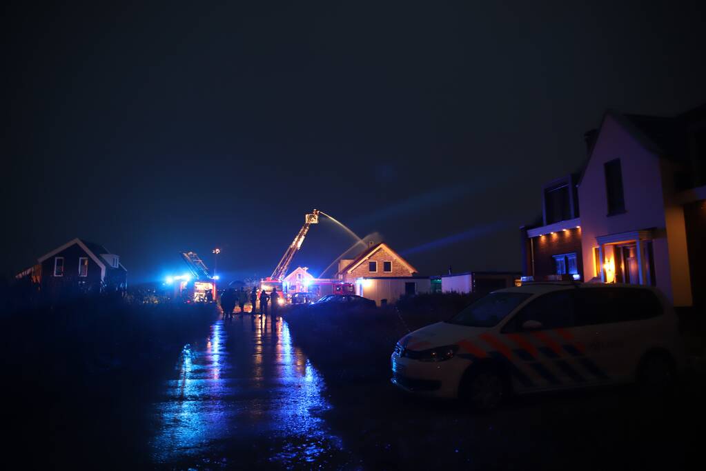 Flinke brand in woning met rietenkap