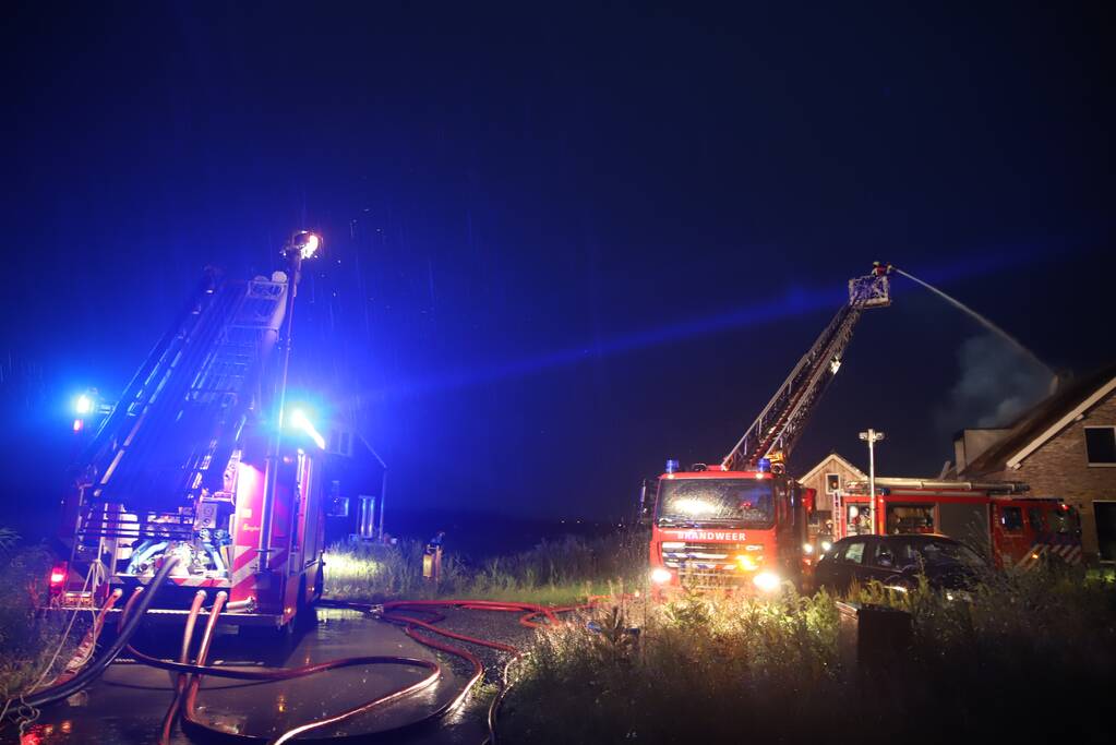 Flinke brand in woning met rietenkap