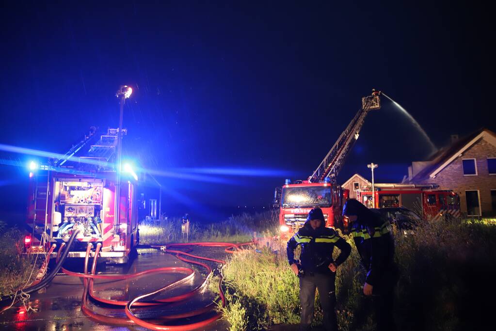 Flinke brand in woning met rietenkap