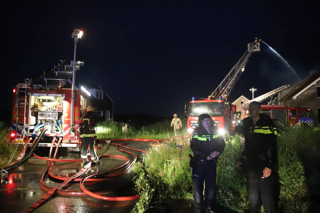Flinke brand in woning met rietenkap