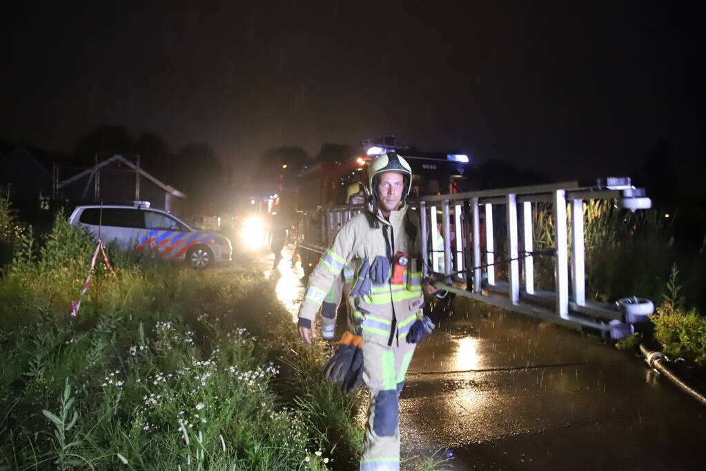 Flinke brand in woning met rietenkap
