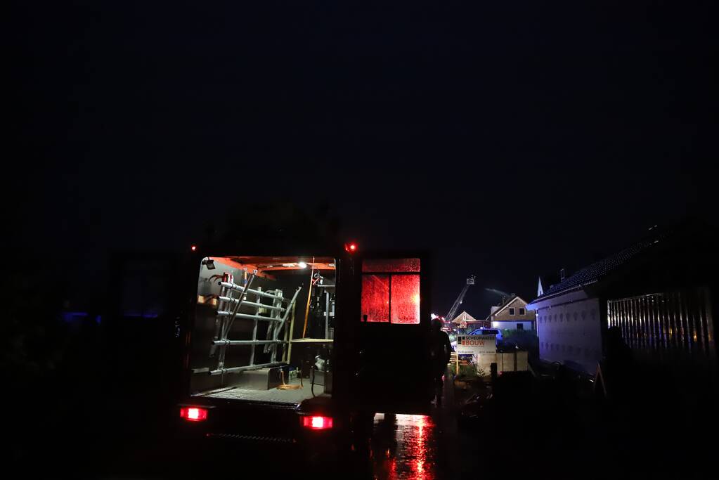 Flinke brand in woning met rietenkap