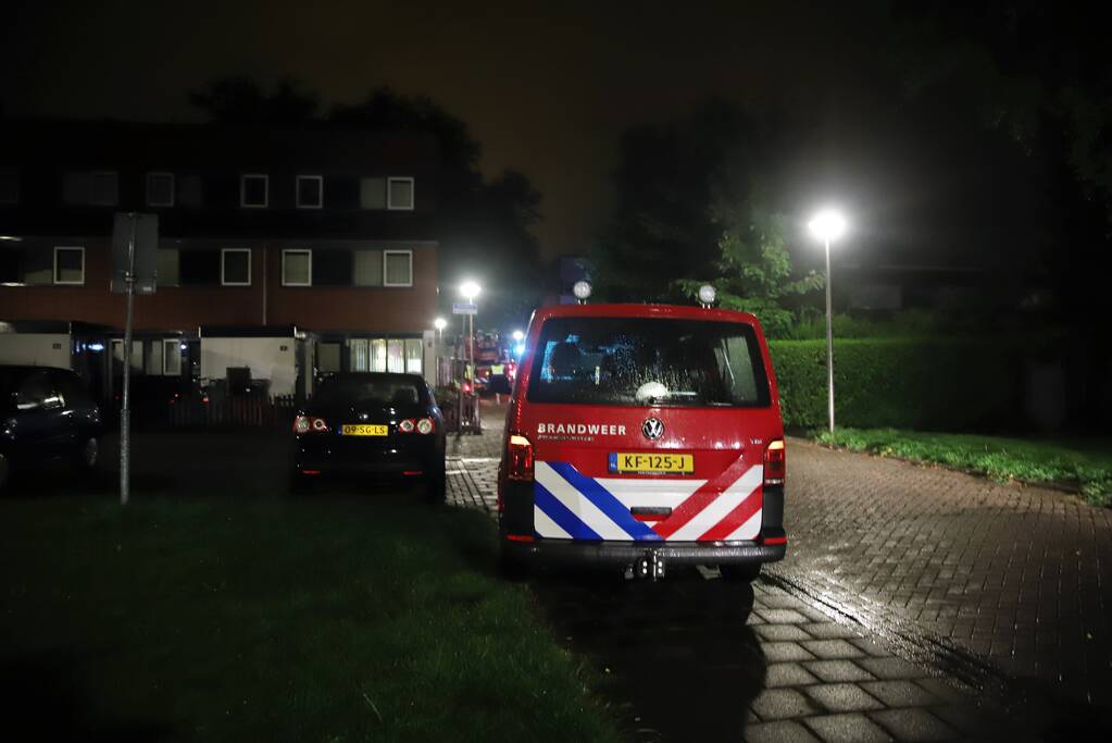 Brandlucht in woning na mogelijke blikseminslag