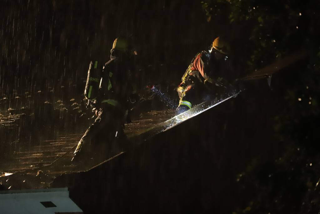 Brandlucht in woning na mogelijke blikseminslag