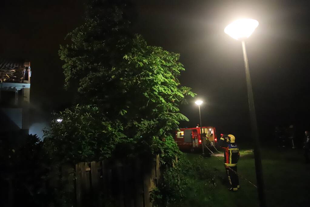 Brandlucht in woning na mogelijke blikseminslag