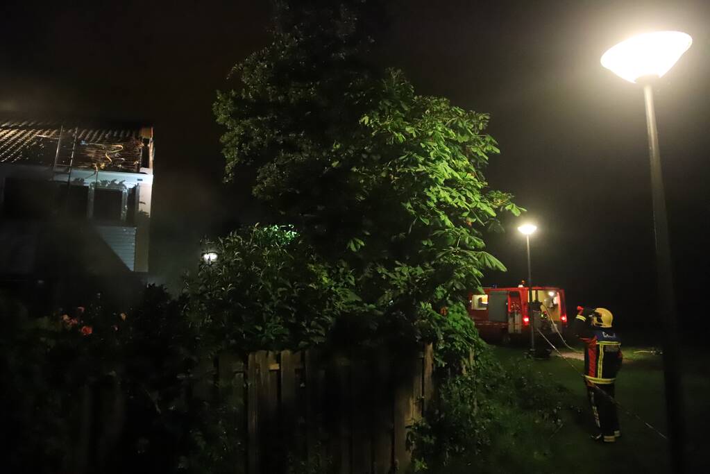 Brandlucht in woning na mogelijke blikseminslag