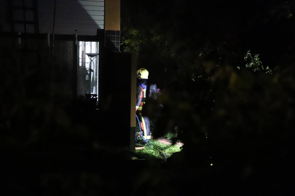 Brandlucht in woning na mogelijke blikseminslag