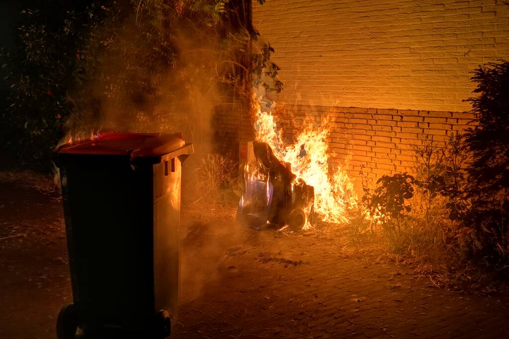 Kliko's in brand tegen woning