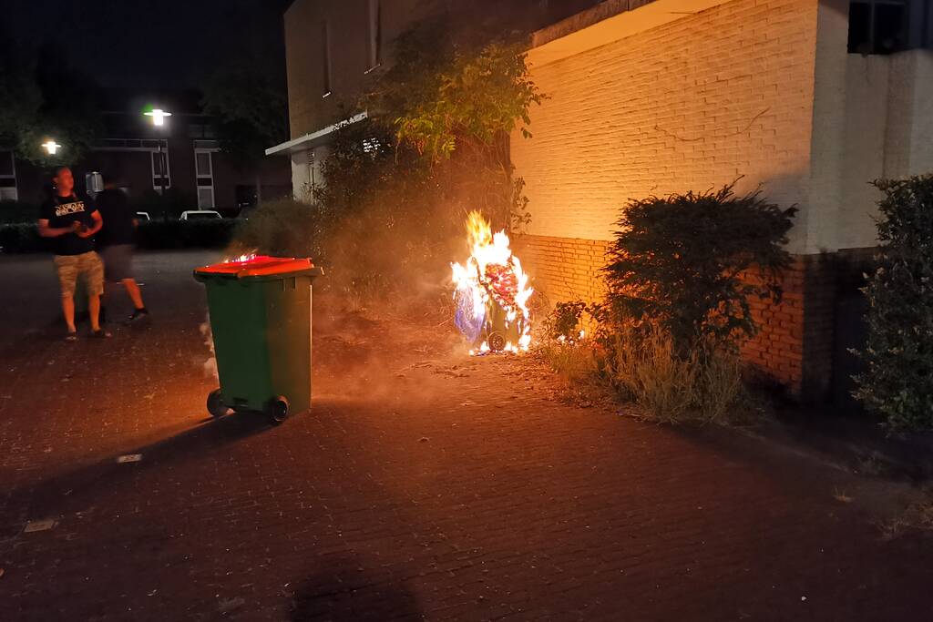 Kliko's in brand tegen woning