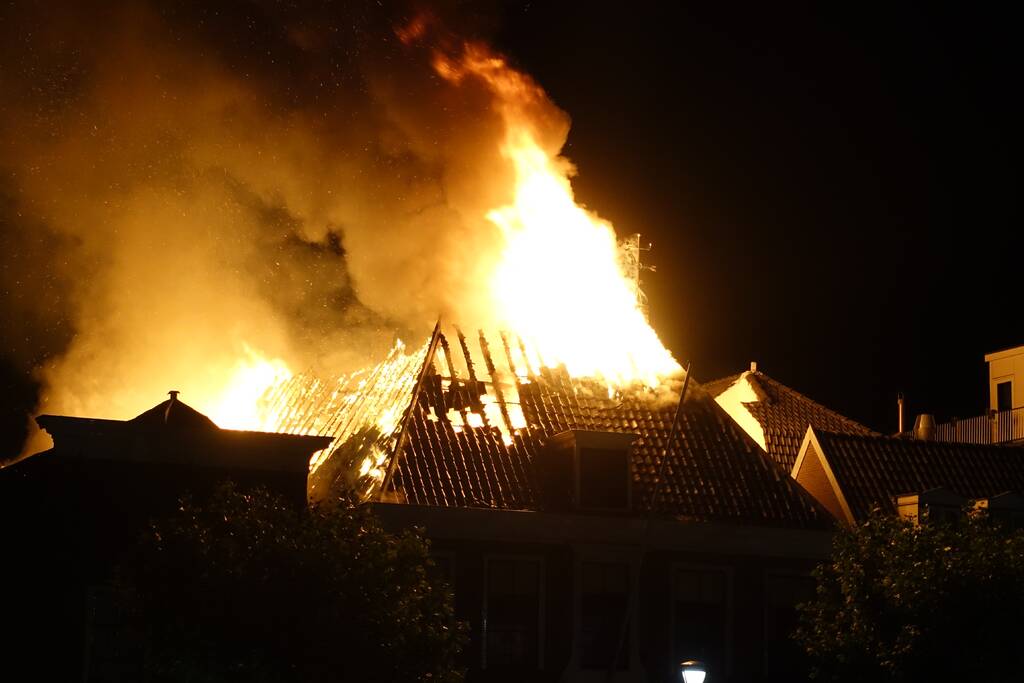 Zeer grote brand dak restaurant Pronto