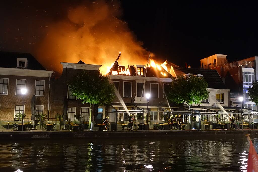 Zeer grote brand dak restaurant Pronto