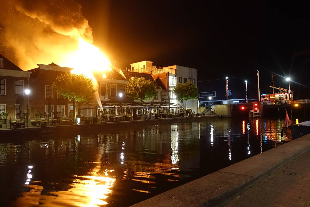 Zeer grote brand dak restaurant Pronto