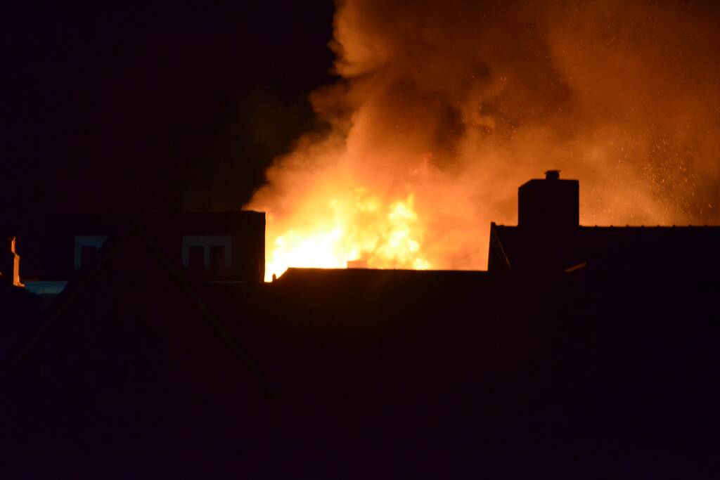 Zeer grote brand dak restaurant Pronto