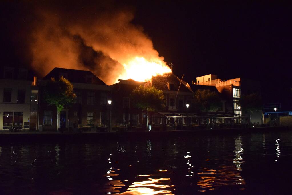 Zeer grote brand dak restaurant Pronto