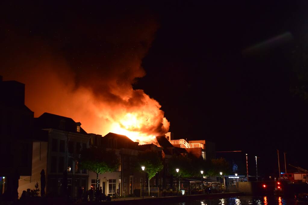 Zeer grote brand dak restaurant Pronto