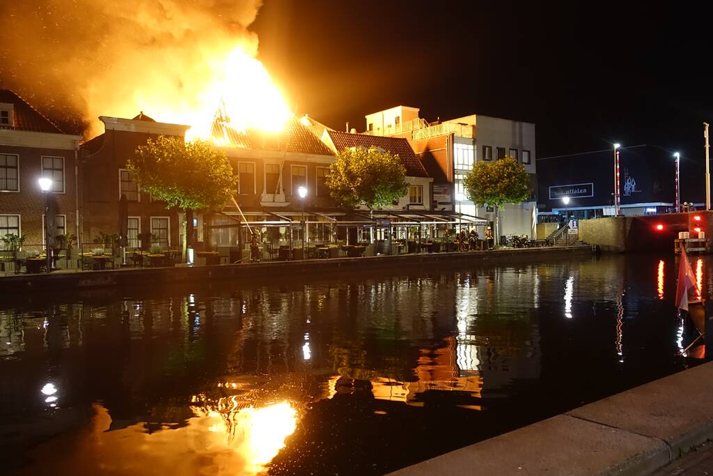 Zeer grote brand dak restaurant Pronto