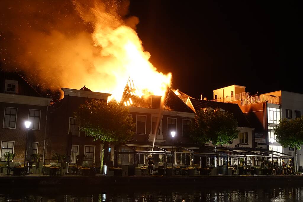 Zeer grote brand dak restaurant Pronto