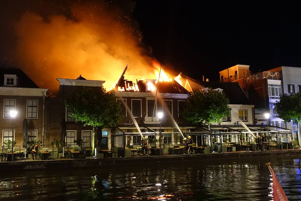 Zeer grote brand dak restaurant Pronto