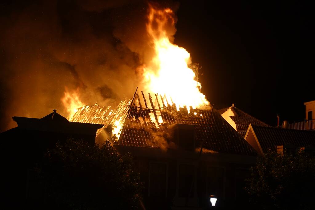 Zeer grote brand dak restaurant Pronto