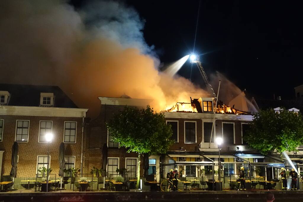 Zeer grote brand dak restaurant Pronto