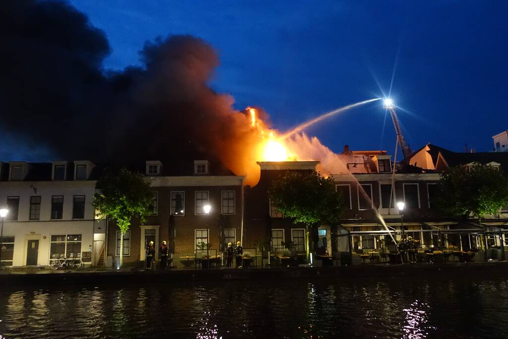 Zeer grote brand dak restaurant Pronto