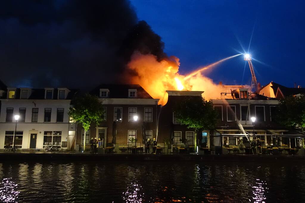 Zeer grote brand dak restaurant Pronto