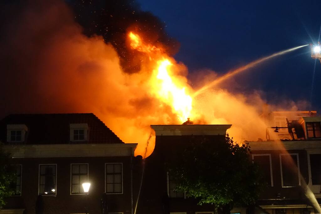 Zeer grote brand dak restaurant Pronto