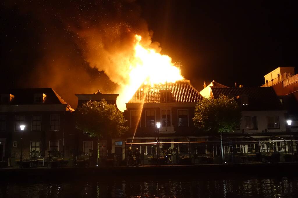 Zeer grote brand dak restaurant Pronto