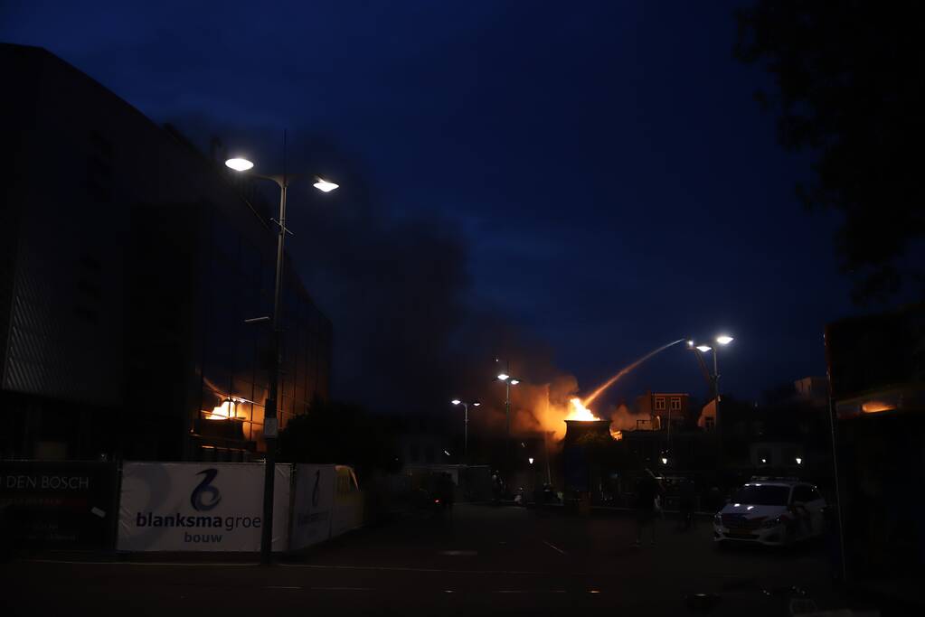Zeer grote brand dak restaurant Pronto