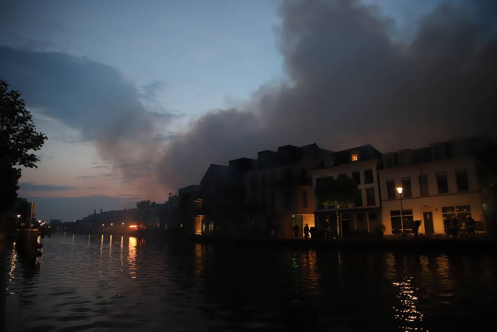 Zeer grote brand dak restaurant Pronto