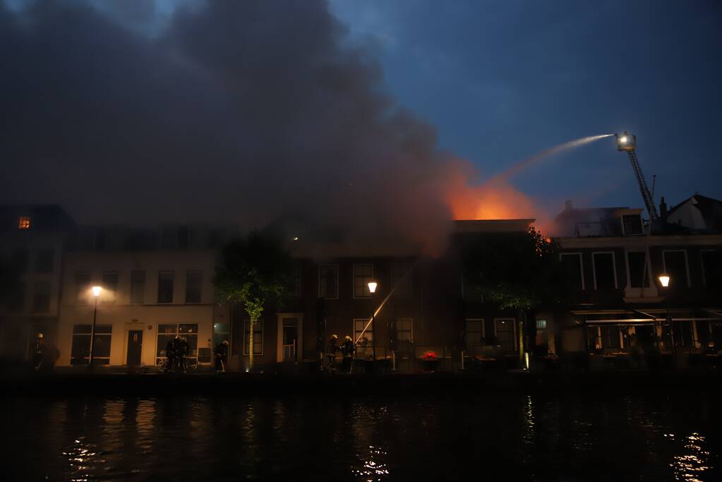 Zeer grote brand dak restaurant Pronto