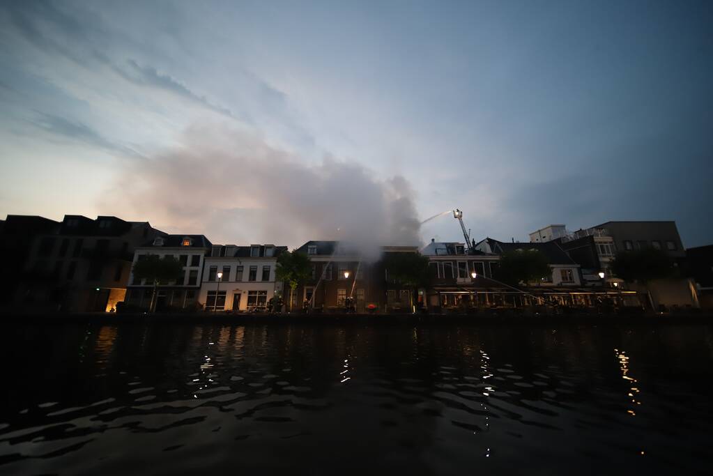 Zeer grote brand dak restaurant Pronto